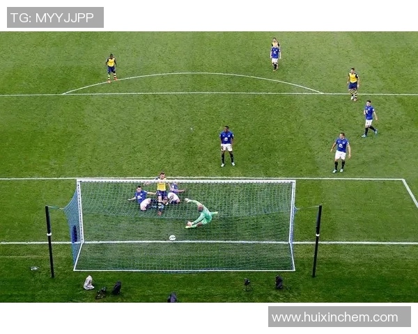 探寻足球世界中的后卫明星他们如何守护球场荣耀