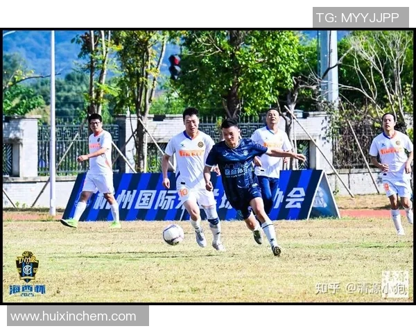 足球巨星街头秀技艺引发热潮球迷狂欢共庆足球魅力与激情